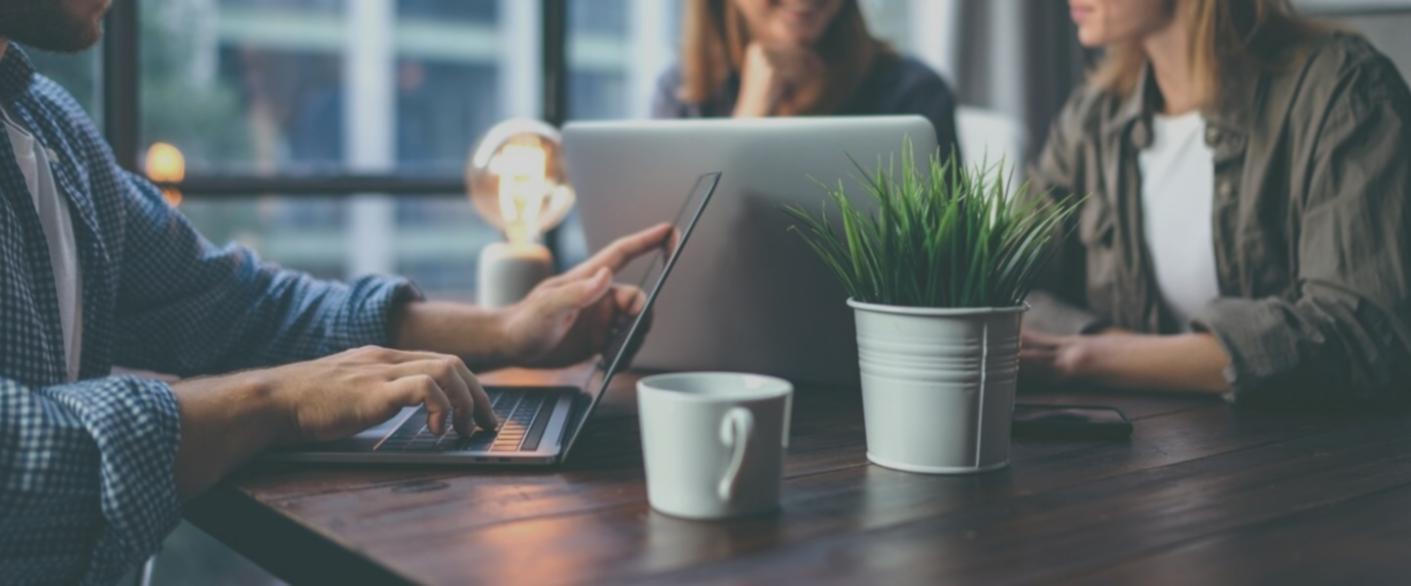 Estudiante trabajando en configuración de sistema